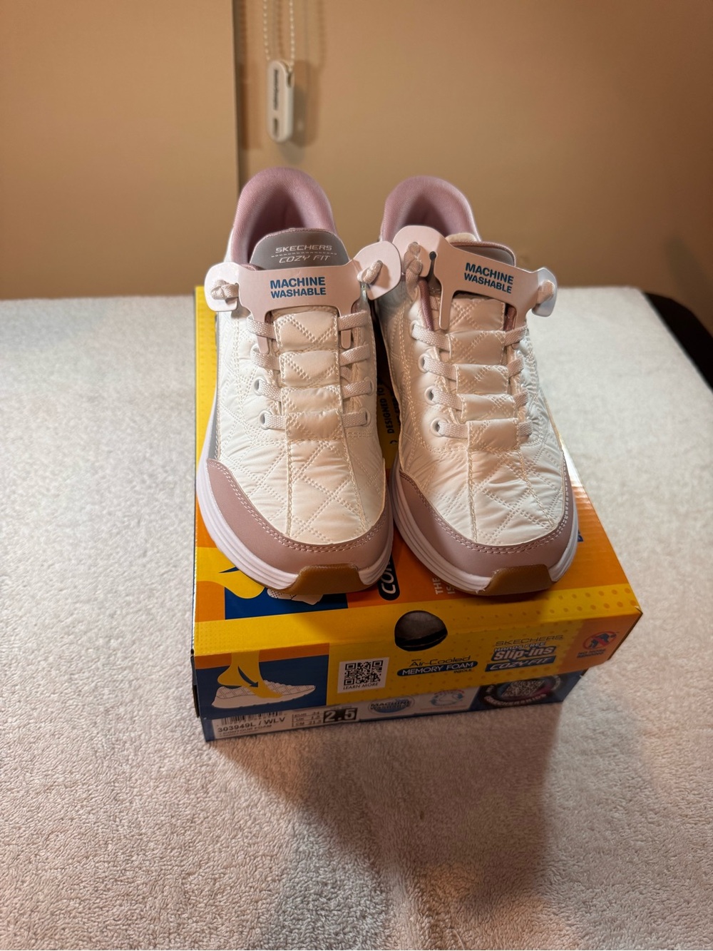 Skechers Girls Slip in Cozy Fit Quilted Sneakers in White Grey & Mauve. Size 2.5